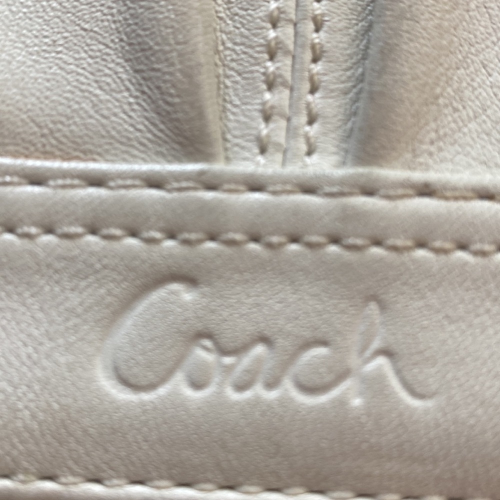 PRE-OWNED COACH WHITE WOMEN’S WALLET - Picture 2 of 10